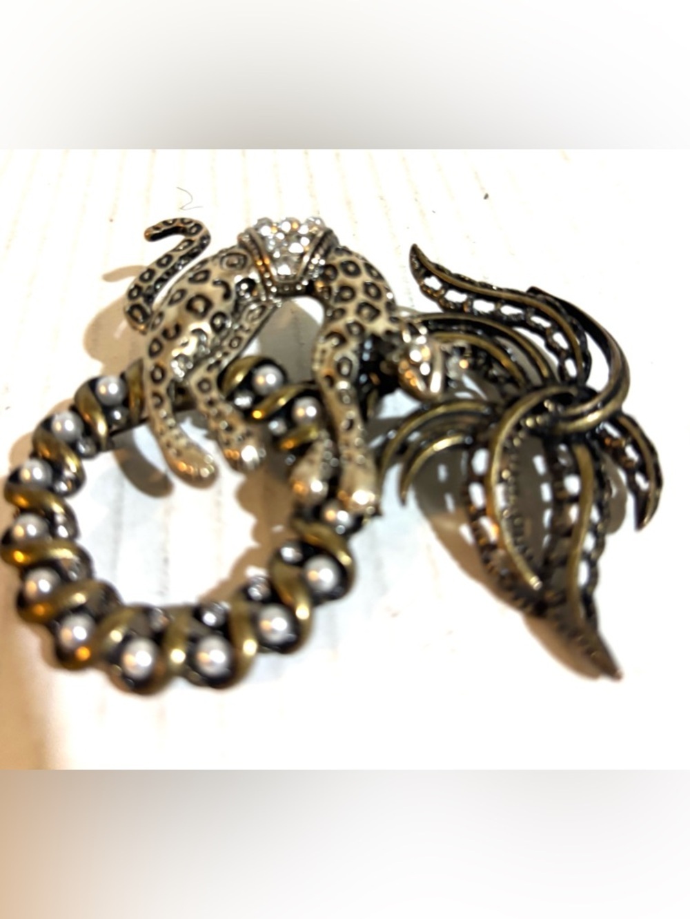 Leopard Charm Stretch brooch in Antique Silver-Tone